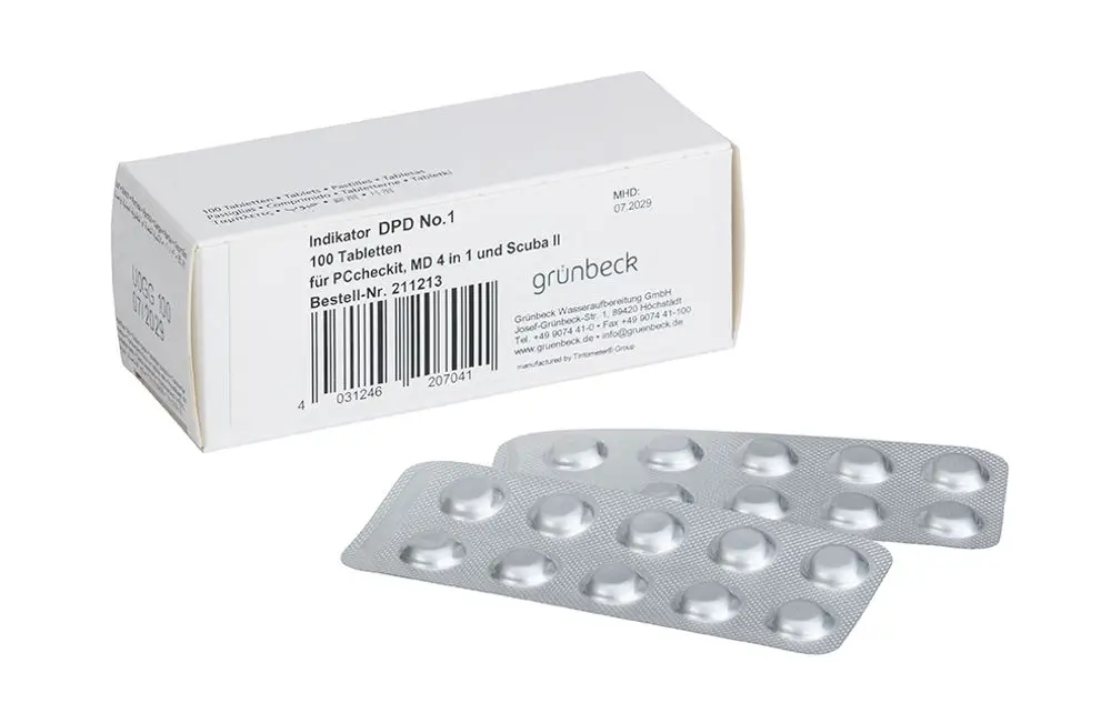 Blisterverpackung mit runden Tabletten, daneben eine offene Schachtel. Die Packung zeigt die Marke Grünbeck und enthält 100 Tabletten für einen Wasseranalysetest.
